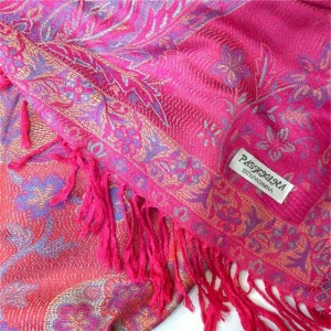 Ce pashmina est fabriqué de manière industrielle en Chine à partir de matières synthétiques