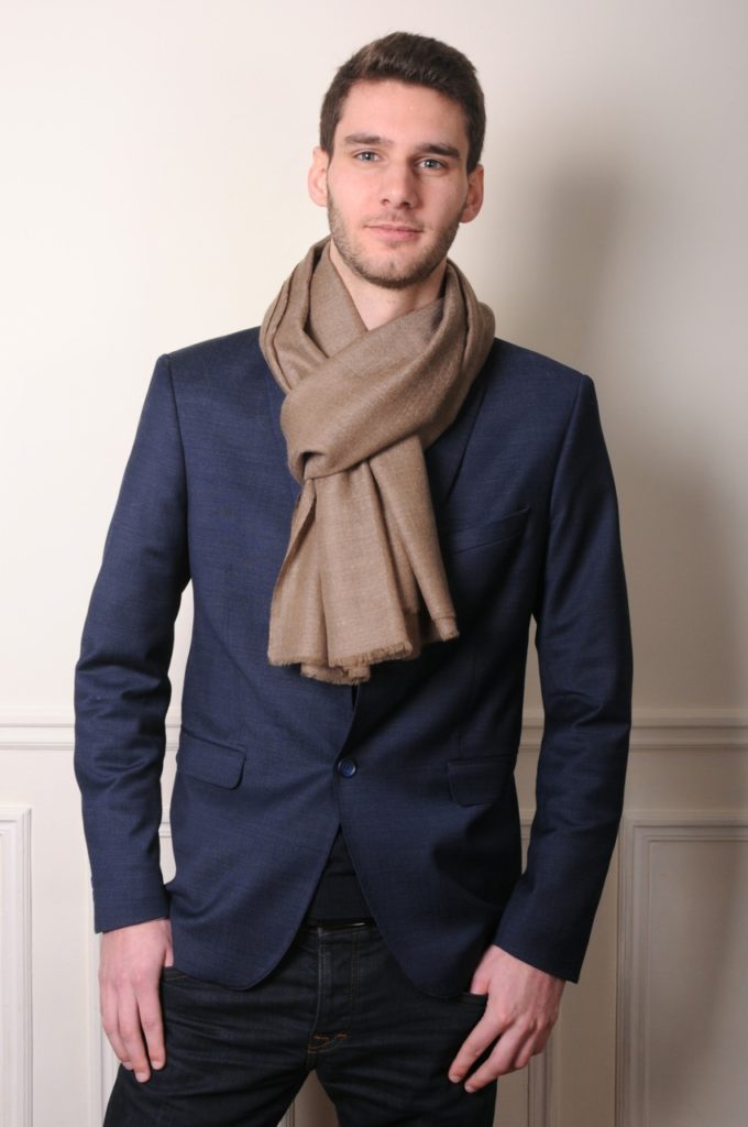 le pashmina beige est un classique incontournable pour les hommes