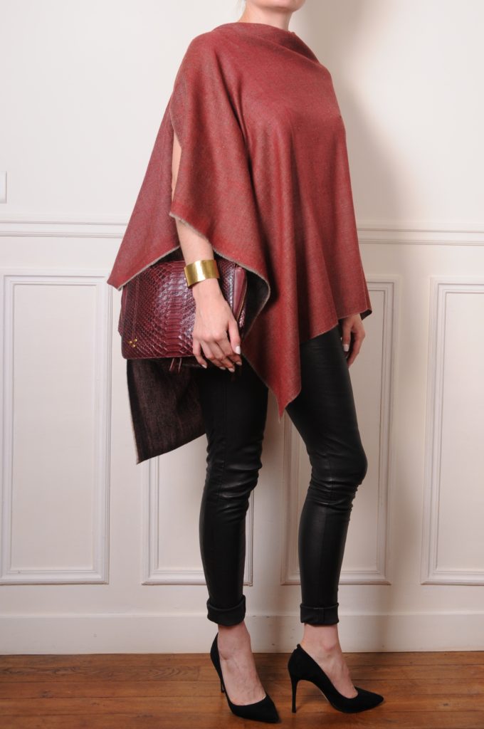 Ce poncho réversible rouge et noir a été tissé main en véritable pashmina pur cachemire