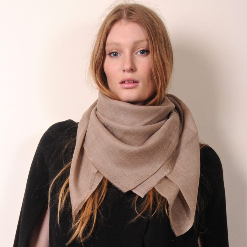 the natural beige Carré is the perfect spring pashmina