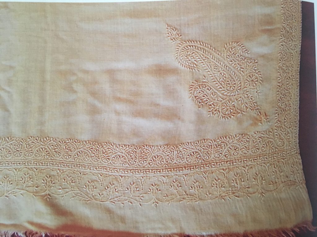 Shatoosh ancien brodé conservé au palace museum de Jaipur