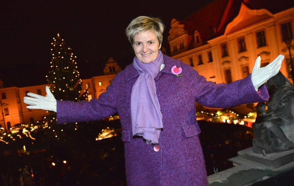 Gloria von Thurn und Taxis porte un pashmina véritable violet