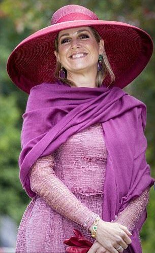 Maxima uit Nederland draagt een paarse pashmina