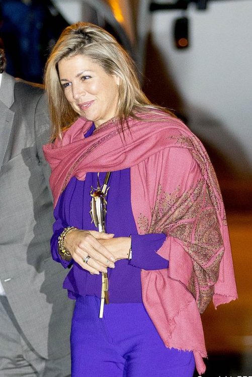 Koningin Maxima draagt een handgeborduurde roze kasjmier pashmina