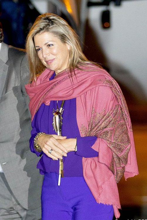 La reine Maxima porte un pashmina rose en cachemire brodé à la main